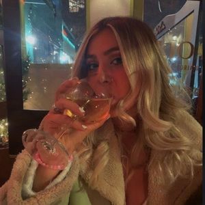 Meet your Posher, Mia